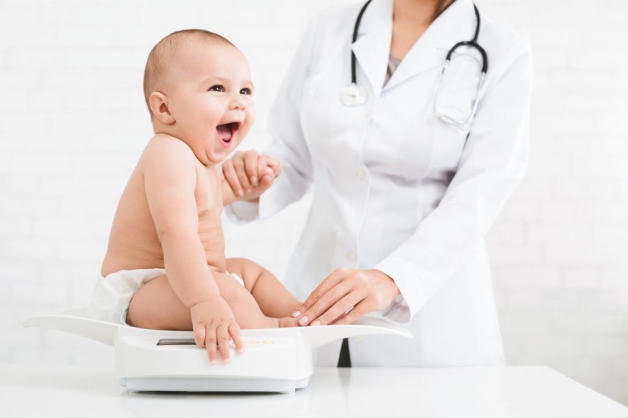 csm 2020 07 08 aerztin wiegt lachendes baby istock 1127312650 2500px 67411e6259